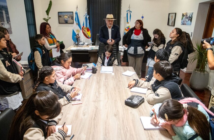 El intendente recibió a estudiantes&hellip;