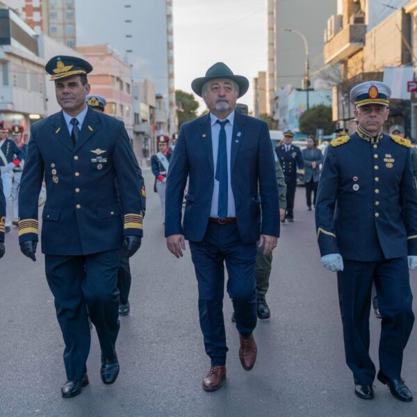 Macharashvili presidio el tradicional desfile por el Dia de la Patria ante una gran convocatoria