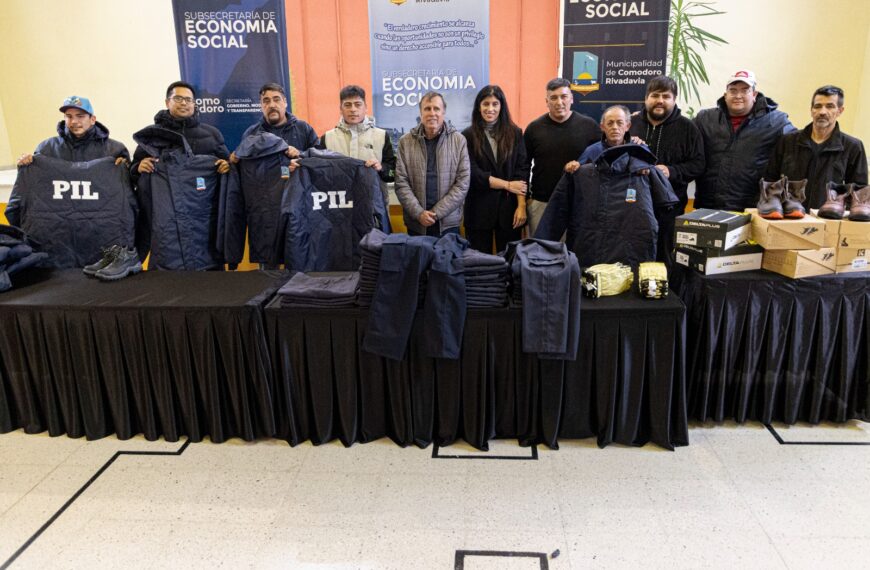 El Municipio entregó indumentaria confeccionada por el Centro de Promoción Laboral a integrantes de cuadrillas
