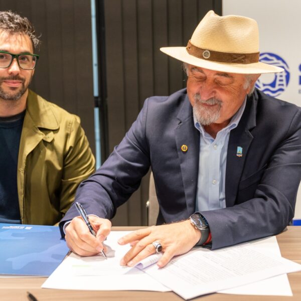 Othar firmó el contrato con MR para el nuevo servicio de transporte público urbano