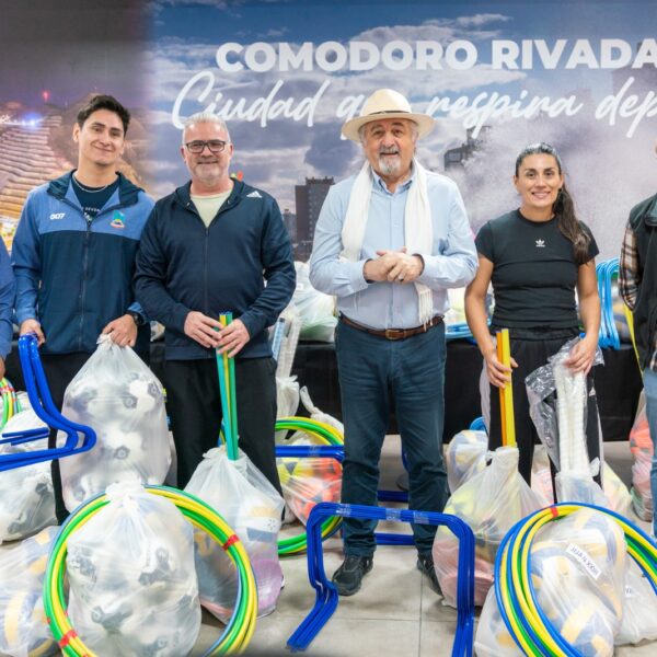 El intendente entregó equipamiento a las escuelas deportivas municipales