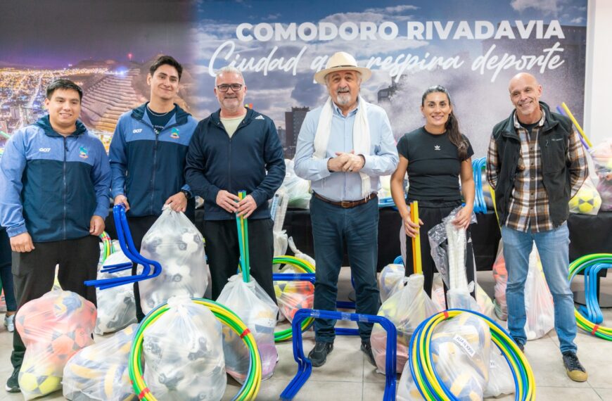 El intendente entregó equipamiento a las escuelas deportivas municipales
