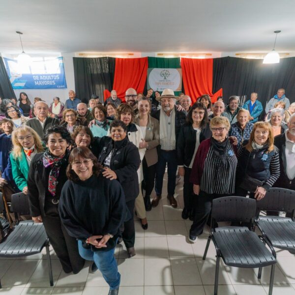 Othar encabezó el primer aniversario del Centro de Día de Adultos Mayores “Papa Francisco”