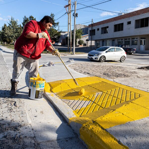 Con la instalación de nuevas luminarias, se reacondicionó el boulevard de calle Petrolero San Lorenzo