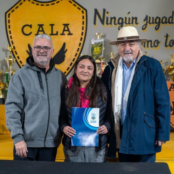 El Municipio entregó equipamiento deportivo y becas a clubes de la Asociación Costa Austral
