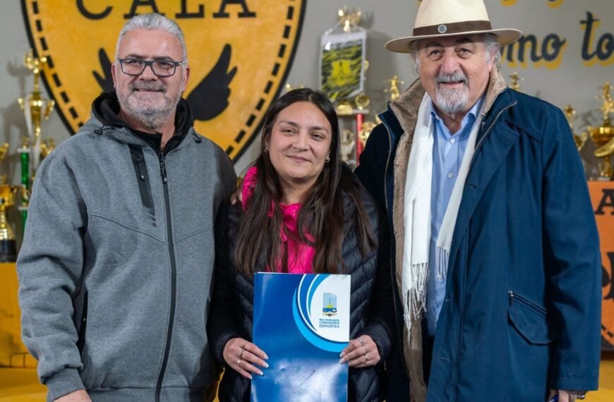 El Municipio entregó equipamiento deportivo y becas a clubes de la Asociación Costa Austral