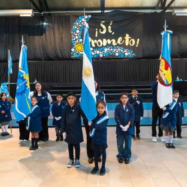 Othar participó de la Promesa a la Bandera de la primera promoción de alumnos de la Escuela Municipal