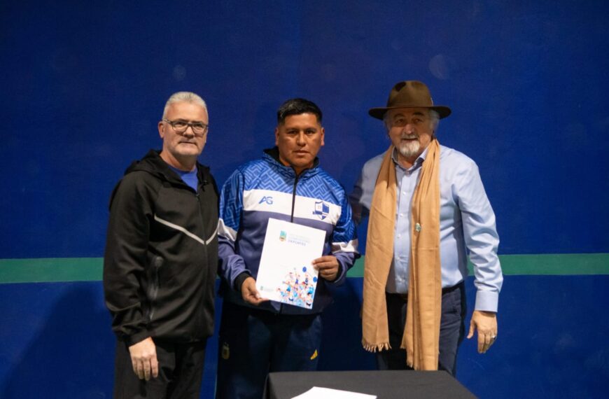 Se entregaron materiales deportivos a…
