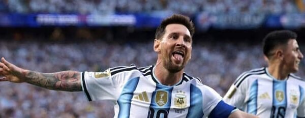 Messi brilló con un doblete y Argentina clasificó a los 16avos de final del Mundial