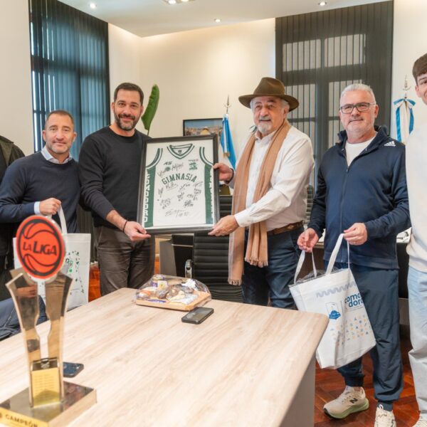 El intendente recibió a referentes de Gimnasia y Esgrima campeones de la Liga Nacional