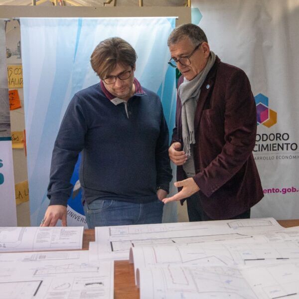 El Municipio fortalece la preservación del patrimonio histórico con la entrega de estanterías al Museo Nacional del Petróleo