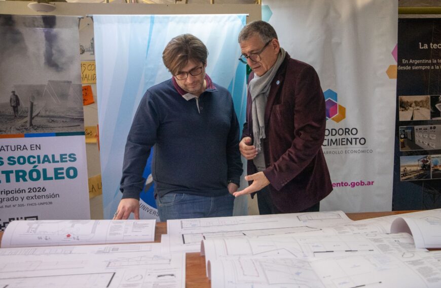 El Municipio fortalece la preservación del patrimonio histórico con la entrega de estanterías al Museo Nacional del Petróleo