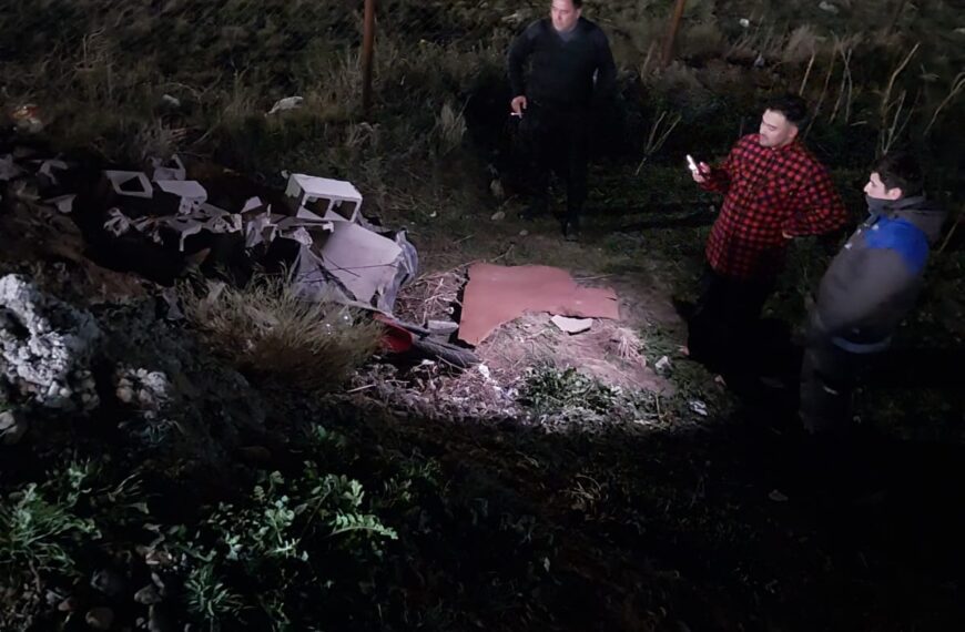 Robaron una moto y la escondieron bajo escombros en Km8