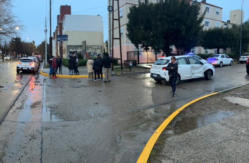 Choque entre dos autos en&hellip;
