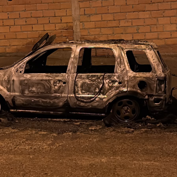 Incendio destruyó por completo una Ford EcoSport en San Cayetano