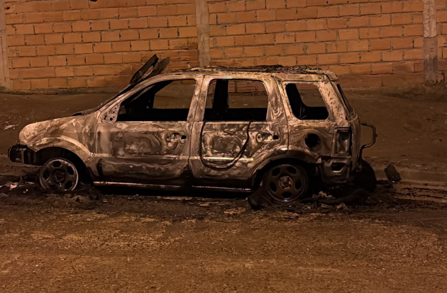 Incendio destruyó por completo una Ford EcoSport en San Cayetano