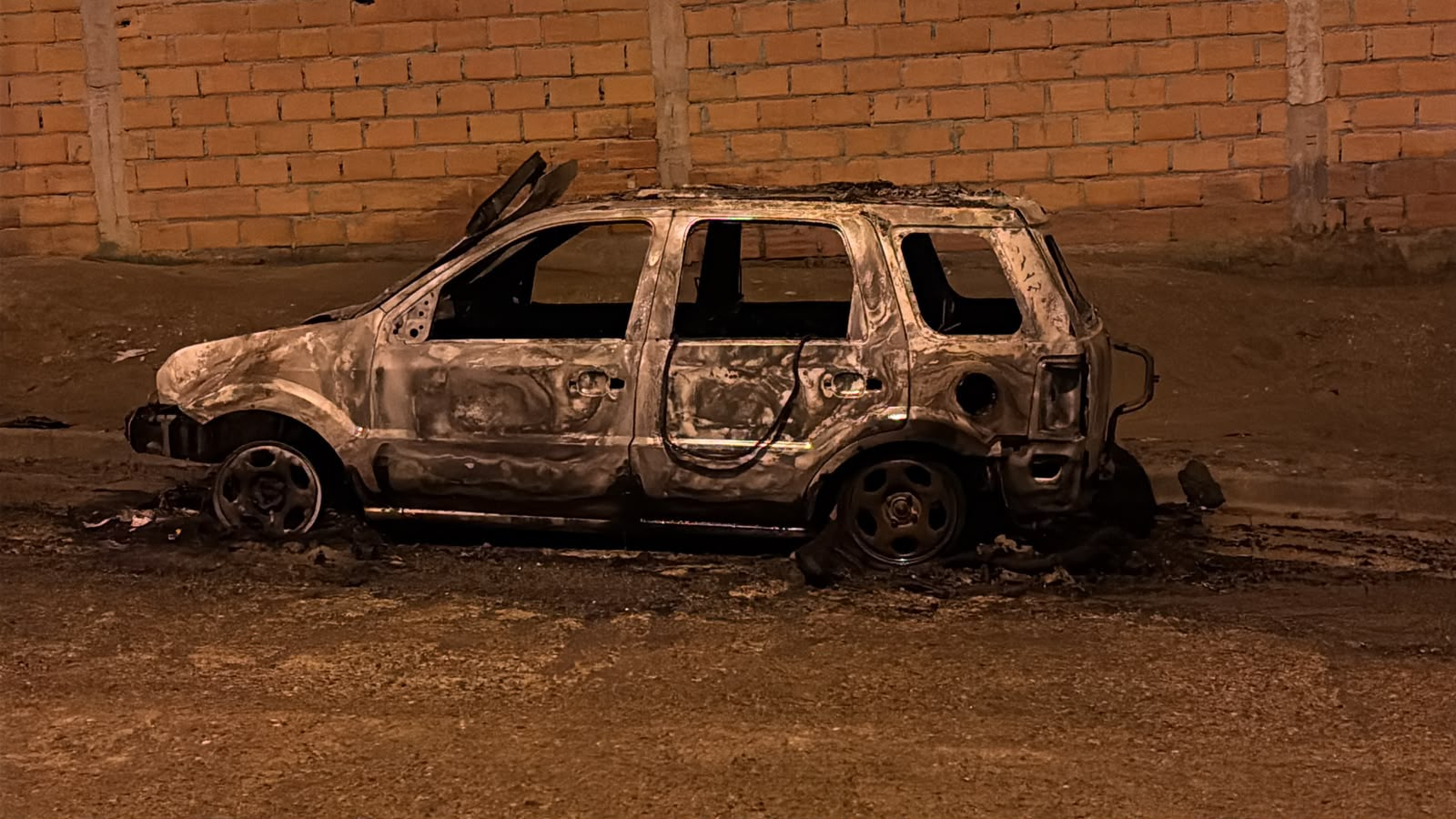 Incendio destruyó por completo una Ford EcoSport en San Cayetano