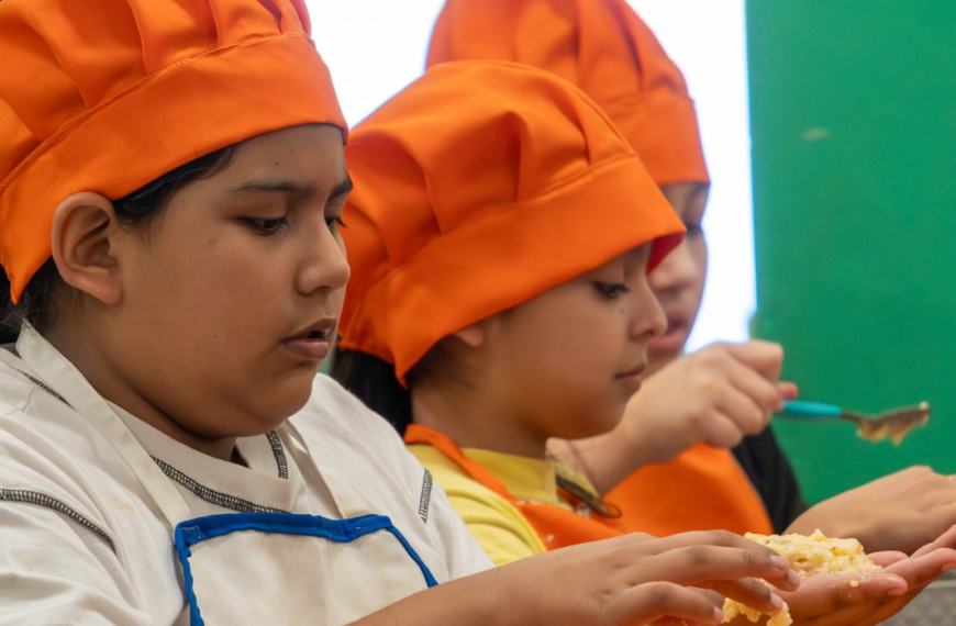 Aprender jugando y con hábitos saludables: más de 40 chicos participan del Taller Cocineritos en el CPB Los Grillitos
