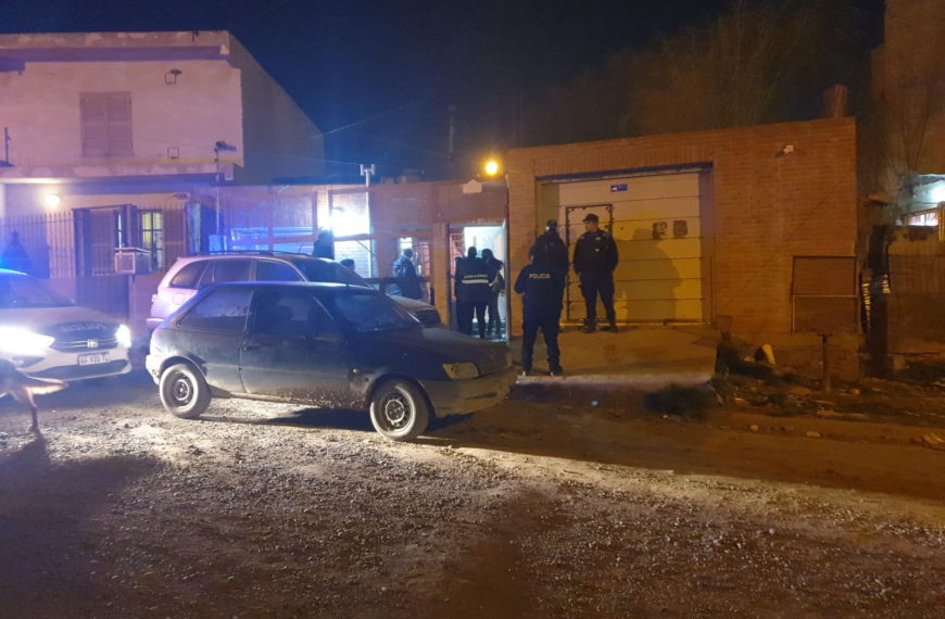 Una mujer fue aprehendida tras provocar daños y agredir a policías en el barrio San Cayetano