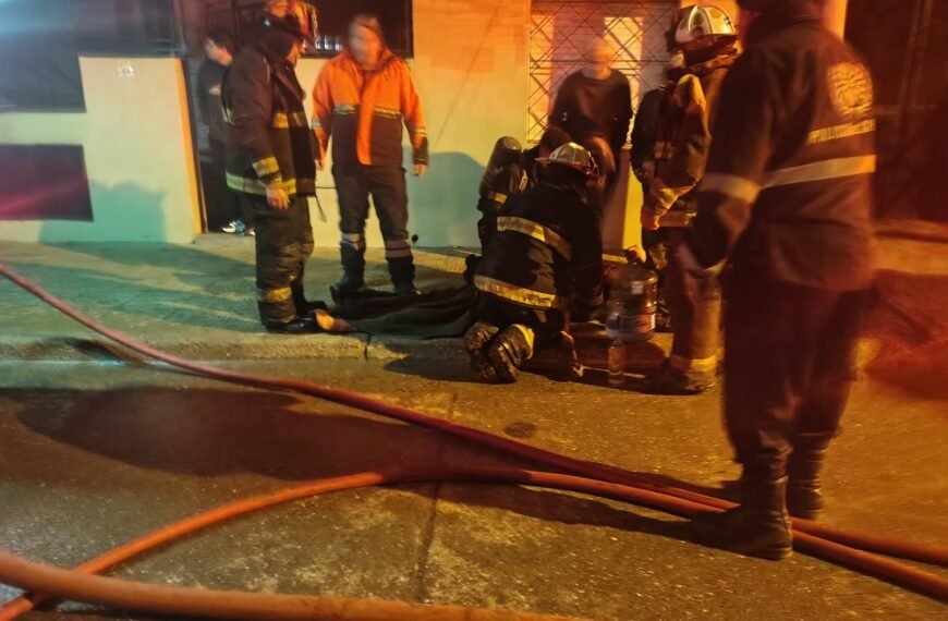 Asisten a un adulto mayor en un incendio en vivienda