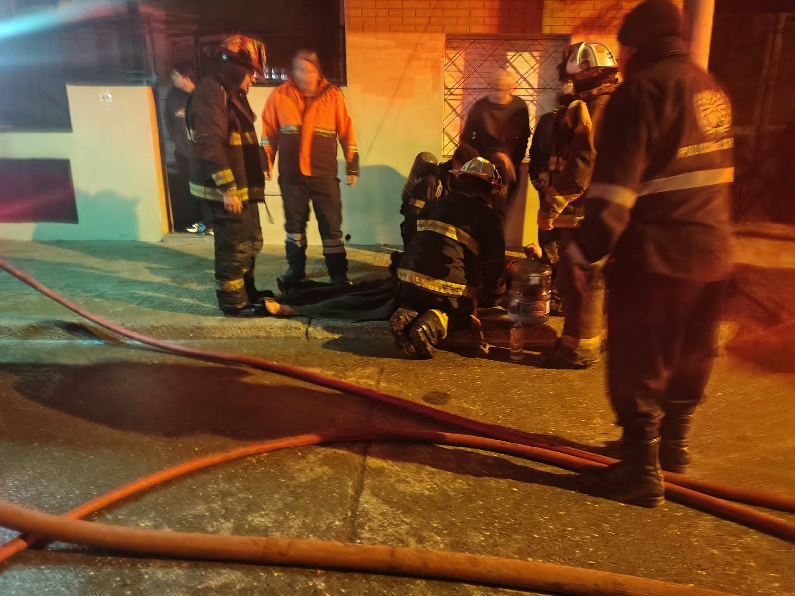 Asisten a un adulto mayor en un incendio en vivienda
