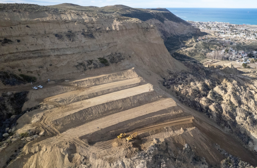 Avanza al 70% la obra de estabilización del cerro Hermitte en barrio Médanos