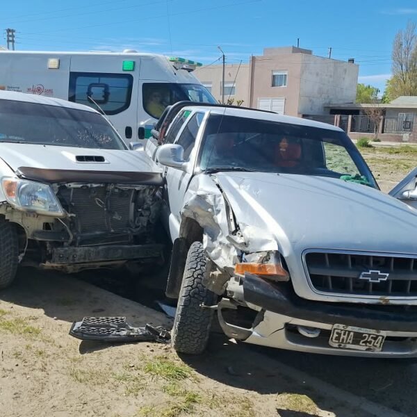 Choque entre dos camionetas en zona norte: una mujer fue trasladada al hospital
