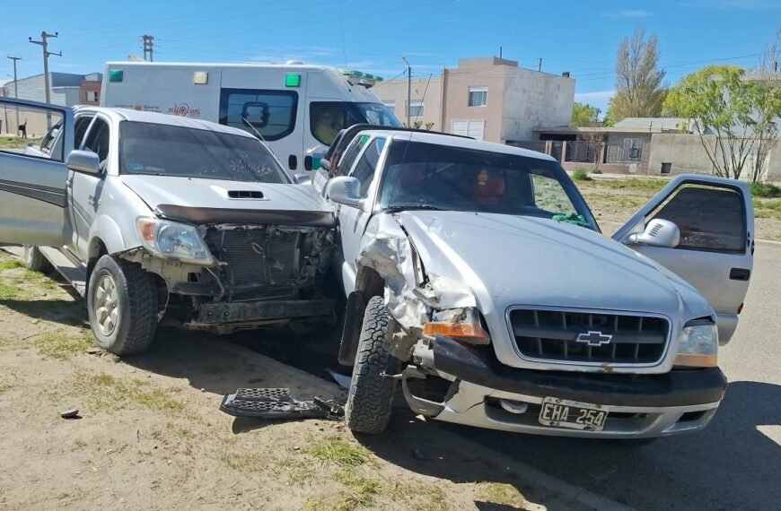 Choque entre dos camionetas en zona norte: una mujer fue trasladada al hospital