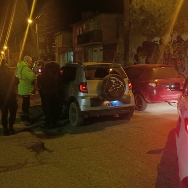 Conducía a alta velocidad, casi atropella a peatones y terminó demorado